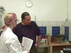 Petite Teen Azubi wird vom Chef auf Arbeit gefickt