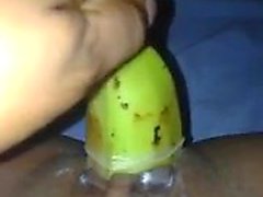 Weibliche Masturbation mit großen Bananen