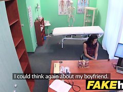 Falso Ospedale bruna Shy ha orgasmi esplosivi