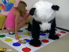 Twister jeux et le sexe chaud avec cute teen girl