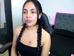 Linda masturbación de la webcam de morena rizada en solitario