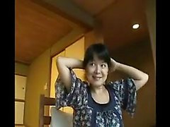 Luscious Japanische MILF große natürliche Brüste ist auf der Suche