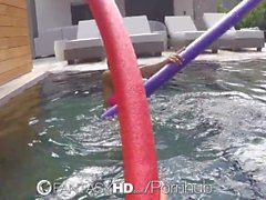 FantasyHD - BlowJob na piscina por Michelle Martinez