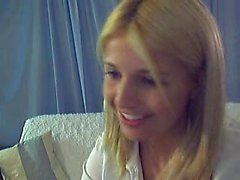 nena luckyanabella digitación a sí misma en la webcam en directo