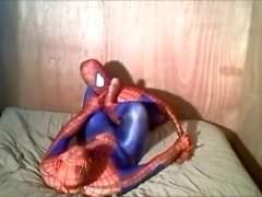 Spiderman summt und vergast seinen gefälschten Spiderman-Feind