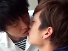 Süße brünette schwule asiatische Twinks, die Sex unter der Dusche haben