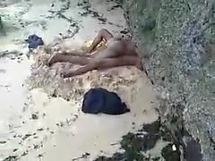 Negao flagrado transando na praia