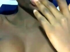 Bela garota negra dedicando o dedo e mostrando seios