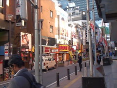 Lumières rouges des quartiers de Shinjuku au Japon