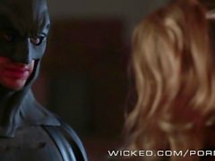 Wicked - Batman folla Kleio Valentien como Harley Quinn