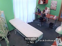 Doktor bekommt Blowjob von vollbusigen Patienten