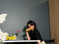 Teen Girl utilisant la banane pour jouir