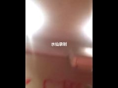 某 app 直播 平台 大 奶子 露臉 美女 主播 睡床