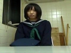 Adolescente japonesa en uniforme de colegiala despojado