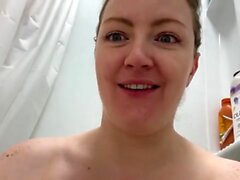 Big Boob Brunette si masturba in webcam