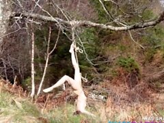 Naked Eigen Knechtschaft bei den Wald falsch gelaufen .