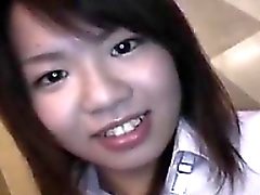 Colegiala asiática linda es una señora feliz después de que ella se hace tomar