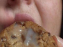 Cookies 'n' Cream - mollig Brunette Milks Schwanz & Eats Cum Covered-Plätzchen