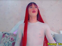 Cabelo vermelho tgirl graciosamente abande seu pau