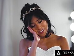 Transfijo: la futura novia llama a la boda para follar a su bff korra del rio