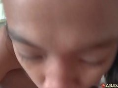 Asian Teen absaugt weißen Hahn