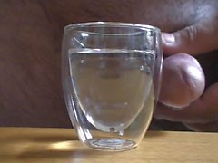 REGARDER! 14 cordes de cum épais et crémeux dans un verre de tir