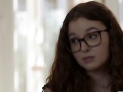 Nerd Chubby Leana Lovings saa pillun perseestä laihan trans