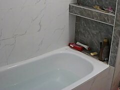 Сексуальная черная любительница поймала душ на скрытой камере