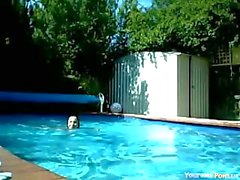 Adolescente Teases com as mamas na piscina