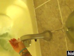Romi Rain masturboi kylpyammeessa