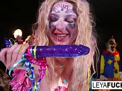 Crazy Clown Leya tar hennes aggressioner ut på hennes fitta