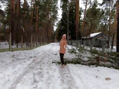 Garota nua andando em um acampamento abandonado