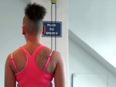 Hermoso ebony follando en el gimnasio