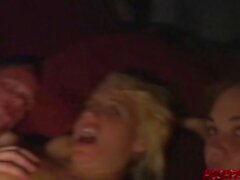 "Pretty blondi coed Jackie, saa joitakin College Party Cock '