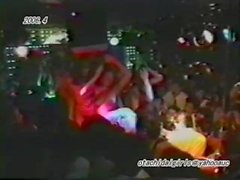 chicas sexy japonesas desnudan y bailan desnuda en el escenario