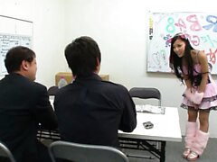 Kleiner japanischer Teenager verführt das Cosplay -Casting 3Some