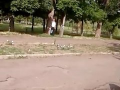Homme branlant dans le parc