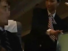 Japanilaisten stewardess taivutella jätkä masturboimassa plaanatessa