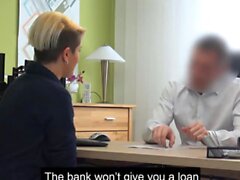 Loan4k. Bank clerk kan inte vänta med att se sina kunder tuttar