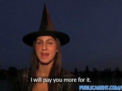 PublicAgent Halloween Hexe wird hinter einem Baum in POV gefickt