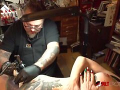 ' Marie Bossette toca em a si mesma ao mesmo tempo que tatuada '