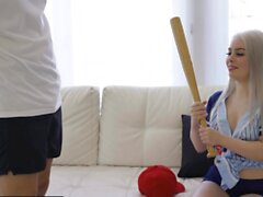Homem atlético dá petite loira uma lição de beisebol