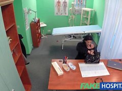 Doctor FakeHospital se asegura de el paciente está húmeda