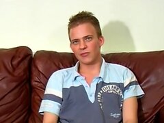 Netter Twink gibt sich nach Masturbation eine klebrige Gesichtsbehandlung