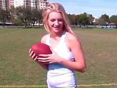 Kaunis blondi saa pussy venyttää jalkapallon harjoittelun jälkeen