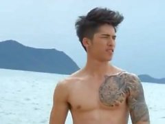 Hot азиатской модели с татуировкой ли обнаженная фотоохоту открытом