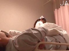 La enfermera DEC mamando