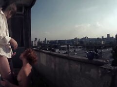 Redhead hat ihren morgendlichen Kaffee und Sex auf dem Balkon