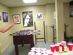 Psycho Kid juega a la cerveza Pong
