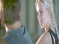 Scarlett Johansson alaston pinnoituskoneet vedellä , hänen ruumiinsa peitetty